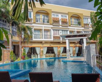 Ragazzi Resort Hotel - Naga City - Budova