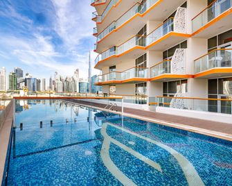 Unlock Waters Edge - Dubai - Pool