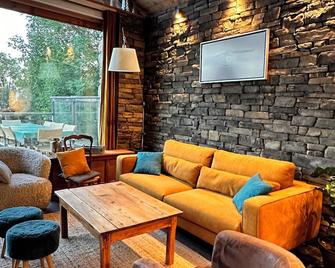Renovated chalet sleeps 8 on 8000 m² of land, 10 minutes from Lac de Serre-Ponçon - Chorges
