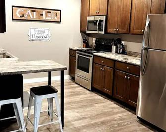 Butterfly Park Retreat #2 - Centrally located to Decorah's Top Attractions! - Decorah - Kitchen