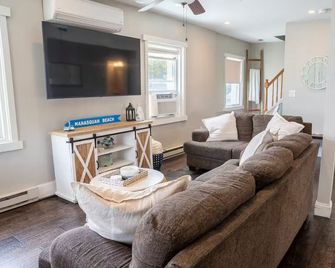 Main Street Beach Retreat - Manasquan - Wohnzimmer