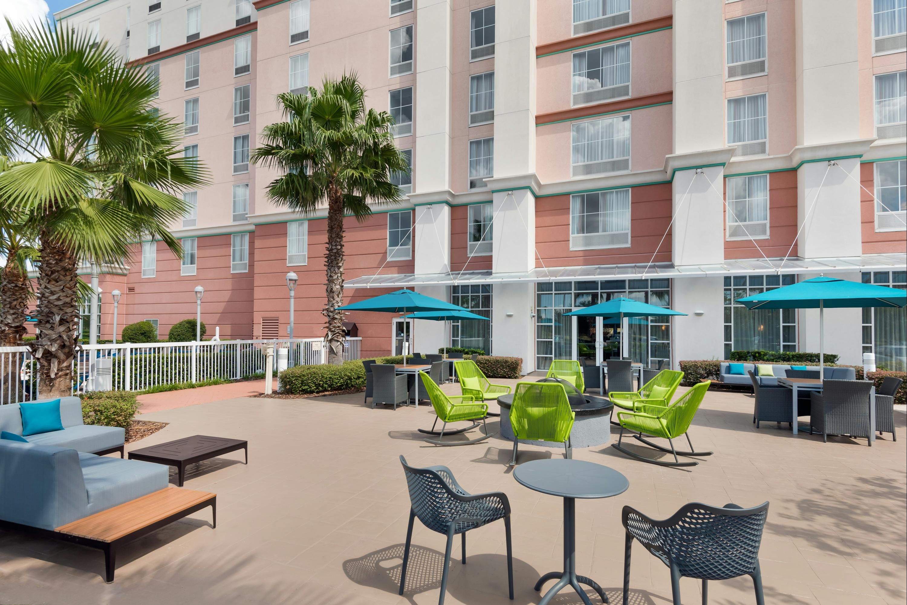 Hampton Inn & Suites Orlando Airport @ Gateway Village - Orlando - Pátio