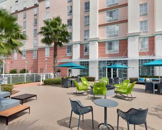Hampton Inn & Suites Orlando Airport @ Gateway Village - Orlando - Serambi