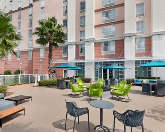 Hampton Inn & Suites Orlando Airport @ Gateway Village - Orlando - Pátio