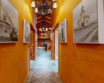 Mendocino Oceanfront Home - Hot Tub & Bbq - Mendocino - Hallway