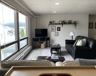 Downtown Apt.12 w/ Russian Church & Mountain Views - Sitka - Living room