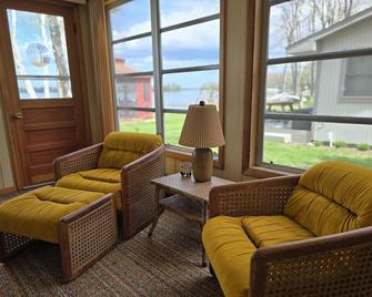 Lakefront Charming 2-bedroom cottage on Douglas Lake with WiFi access - Pellston - Sala de estar