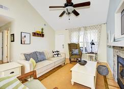 Secretariat, Cottage 13 - Stay In A True Winner - Pet Friendly W/Fee - Taylorsville - Living room