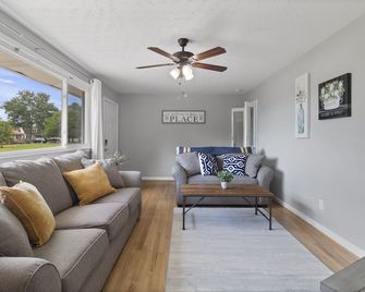 Sunrise@Sunset- 4BR/2BA home, with gameroom, large backyard & covered back porch - Jacksonville - Living room