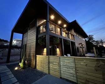 Steps from the beach and 1 Mile from Indiana Dunes National Park - Gary - Building