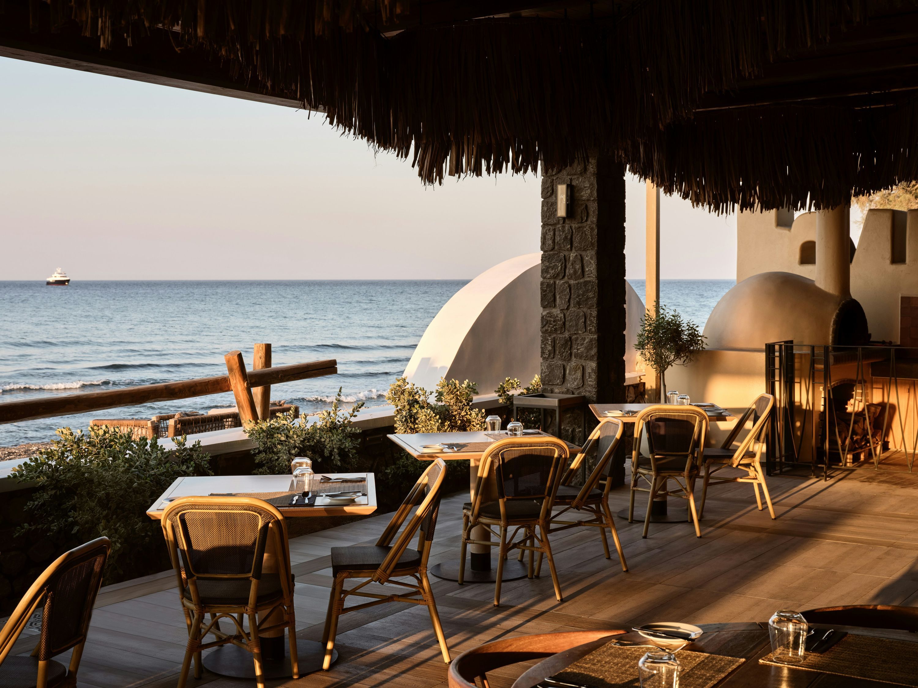Sea Breeze Santorini Beach Resort, Curio Collection by Hilton - Agios Georgios - Restaurant