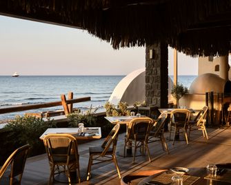 Sea Breeze Santorini Beach Resort, Curio Collection by Hilton - Agios Georgios - Restaurant