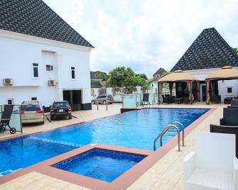 Poshlux Executive Hotel - Benin City - Piscina