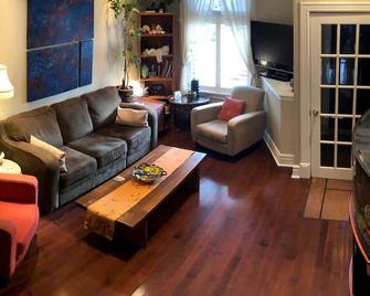 A Seaton Dream - Toronto - Living room