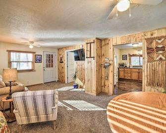 Sunroom, Deck and Grills Marquette Cottage! - Marquette - Living room