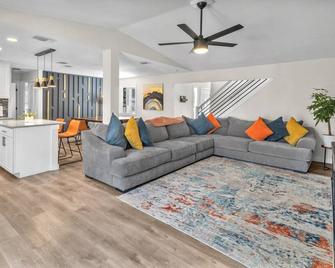 Modern Base - Lackland Delight - San Antonio - Living room