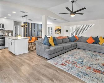 Lackland Afb Luxury - Sleeps 15 · Games · Big Yard - San Antonio - Living room