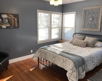 The Parson's Cottage - Charming, Cozy, Adorable! - Sulphur - Bedroom