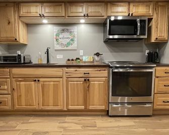 Log Cabin Daylight Basement Family Fun Center, Hot Tub, Free Ev Charging - Port Angeles - Kitchen