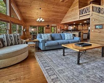 Black Dog of Blue Ridge - Blue Ridge - Living room