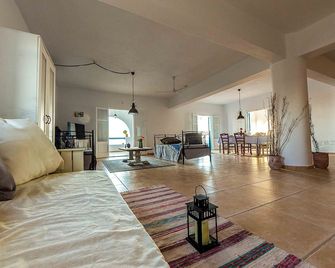 Breathtaking sunset, salt lake and Aegean sea view. 150m from magnificent beach. - Naxos - Sala de estar