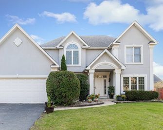Re-Designed, Cosmos Retreat, King Bed, Hot Tub, Wifi, Large Tvs, Spacious & Calm - Bolingbrook - Gebouw