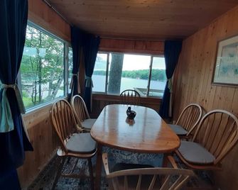 Cozy Pine Waterfront Cottage, the lake is at your doorstep - Bracebridge - Comedor