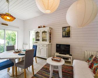 Beautiful private villa for 3 guests with WIFI, TV and pets allowed - Chissay-en-Touraine - Їдальня