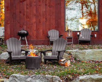 Luxury Cabin #1 Hot Tub, Kayaks, Paddle Boards, Private Fire Pit - Cavendish - Patio