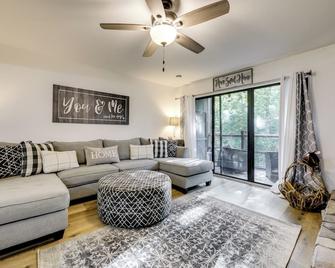 Sevierville Condo with Balcony and Pool Access! - Sevierville - Living room
