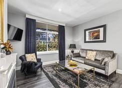 Luxe City Apt|Walk to ANU|City location|Parking|Walk to restaurants & amenities. - Canberra - Living room
