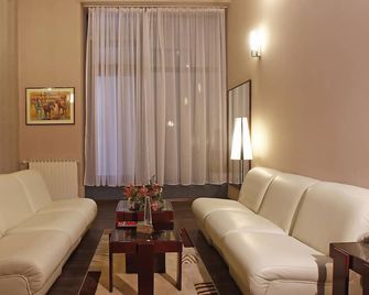 Hotel Centar - Skopje - Living room