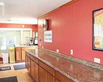 Budget Inn / 1 Queen Bed Non-Smoking - Fairmont