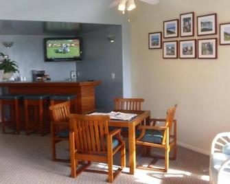 California Coastal Charm in Del Mar! Outdoor Pool, Free Parking, Kitchenette! - Del Mar - Jídelna