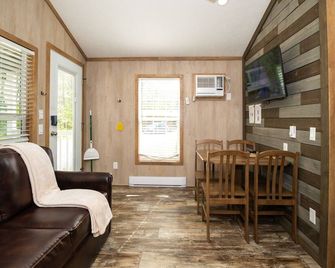 104) Falcon Farmhouse Style Cabin. Close to Hocking Hills State Park and more! - Logan - Living room