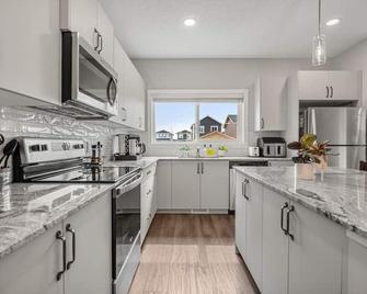 Extra Large House With Ac, Free Banff Access, Sleep 12, Bbq, 4 Bedrooms & 2 Sleeper Sofa Beds - Airdrie - Cocina
