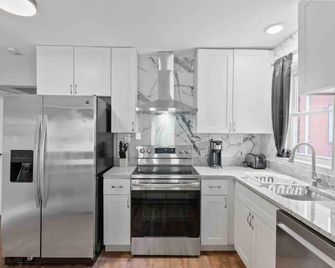 Stylish and Cozy In Saint Louis - Richmond Heights - Kitchen