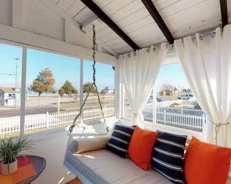 Cozy Getaway - Breezy Point Beach & Marina - Chesapeake Beach - Living room