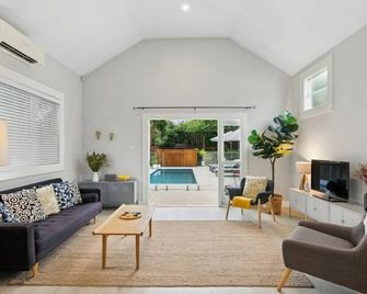 Hidden Oasis in The Hunter Valley with heated pool 'The Cutest Cottage' - Cessnock - Sala de estar