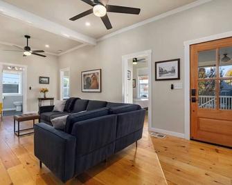 Prospector's Cottage - Grass Valley - Living room