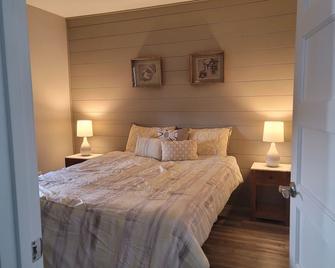 Cityline Suite Three Miles To Pc, Ric, Brown, Jwu, &risd - North Providence - Bedroom