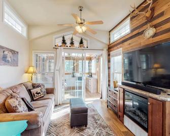 Tiny home cottage w/ mountain view, kitchen & firepit - dogs OK - Woodland Park - Living room