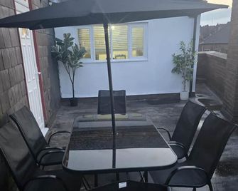 2 Bed - Sleeps 6 - Private Balcony - City Centre - Wolverhampton - Patio