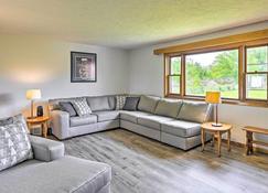 Stunning Wisconsin Retreat on Active Farm! - Spring Green - Living room