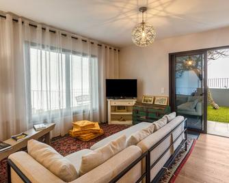 Referta Apartamento T2 - Prazeres - Sala de estar
