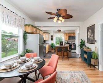 Gypsy Haven: Walk Downtown + Sunroom - Staunton - Essbereich