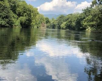 Hiwassee River front 4BR 2 Full Baths 2 half baths, screened porch, decks + dock - Benton - Outdoors view