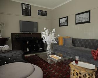Ledumo Guest lodge - Emalahleni - Living room