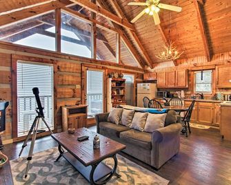 Sevierville Cabin w/ Private Hot Tub & Fireplace! - Pigeon Forge - Living room