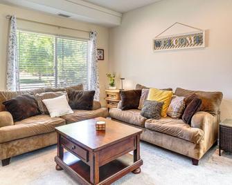 Pet-Friendly Retreat w/ Fenced Yard in Denver - Denver - Living room